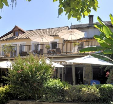 hotel-les-flots-bleus-facade-beaulieu-sur-dordogne-094834